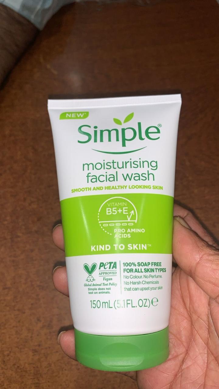 Simple Moisturising Facial Wash – 150ml (UK)